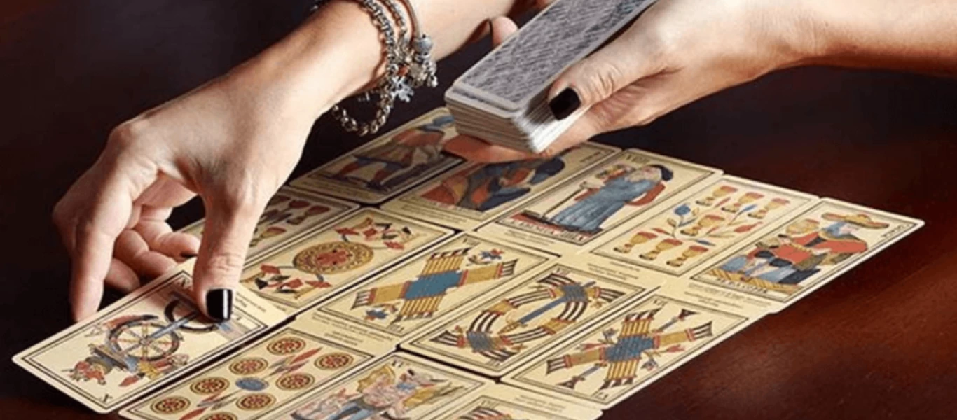 Η γυναίκα «βιτριόλι» και η ενίσχυση εμμονής με την τράπουλα ΧΑΛ - Σύντομη ερμηνεία των χαρτιών